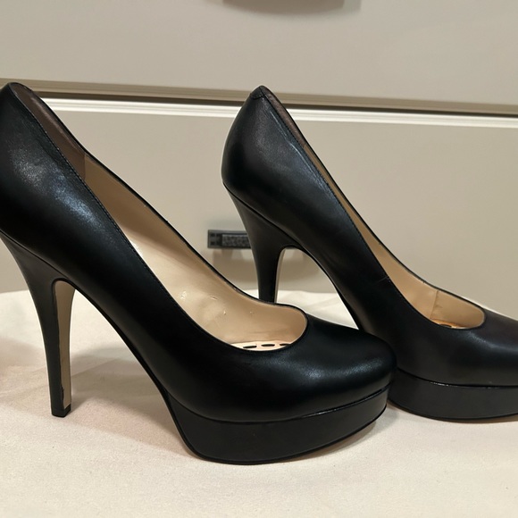 For the women who knows what a classy shoe is, comfort and a must have, stitch - Picture 3 of 4